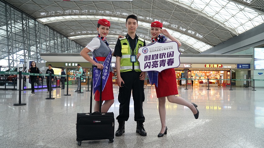 青年节空姐机长机场卖萌玩快闪 用青春传递真