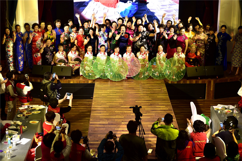 33.Ů��Ӱ���볪������˵�ټ������̶̵����죬����֮�������Ա���