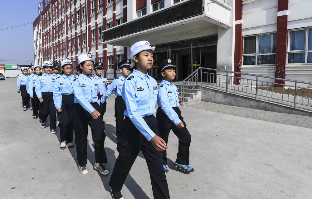 5月10日，霸州市第二小學“110”小警察分隊成員在課間巡邏。