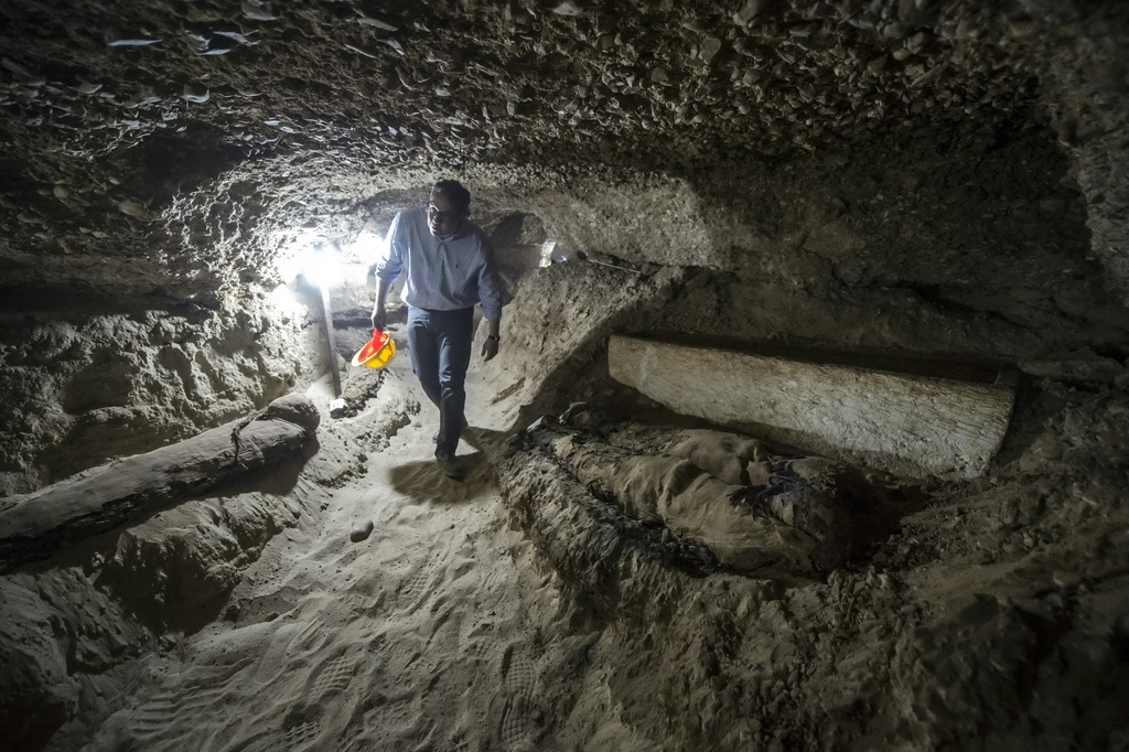 5月13日，在埃及中部明亚省，埃及文物部长哈立德・阿纳尼走在发掘现场。