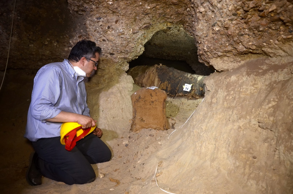 5月13日，在埃及明亚省图纳贾巴勒遗址区，埃及文物部长哈立德・阿纳尼在地下墓穴查看出土木乃伊。