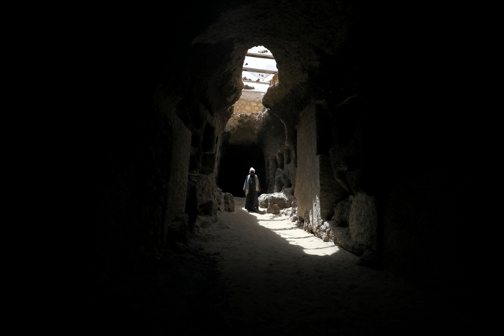 5月13日，在埃及中部明亚省，一名守卫站在地下墓穴内。