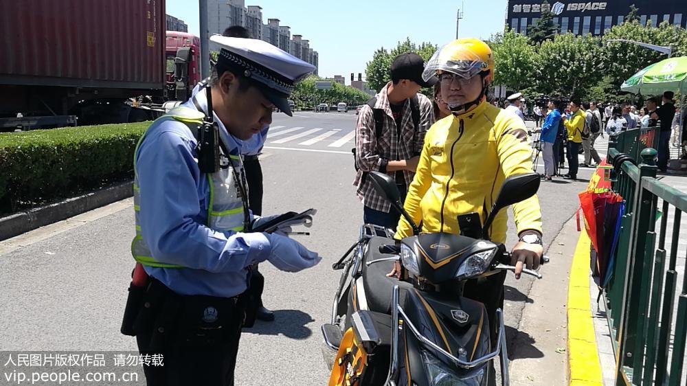 上海浦东推外卖骑手“驾驶证” 记满12分将做一天志愿者