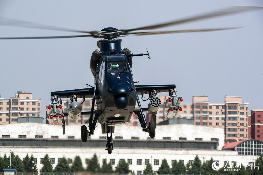 中國直-19E“鳶 ”軍貿直升機成功首飛。岳書華 攝