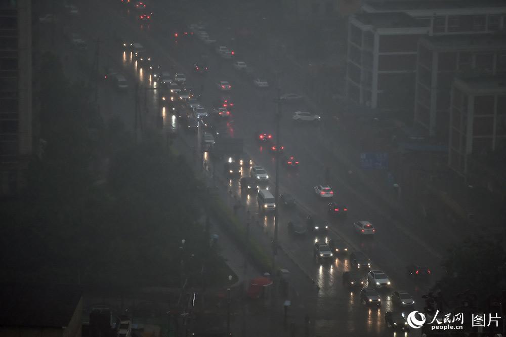 北京迎來明顯降雨 白晝如夜
