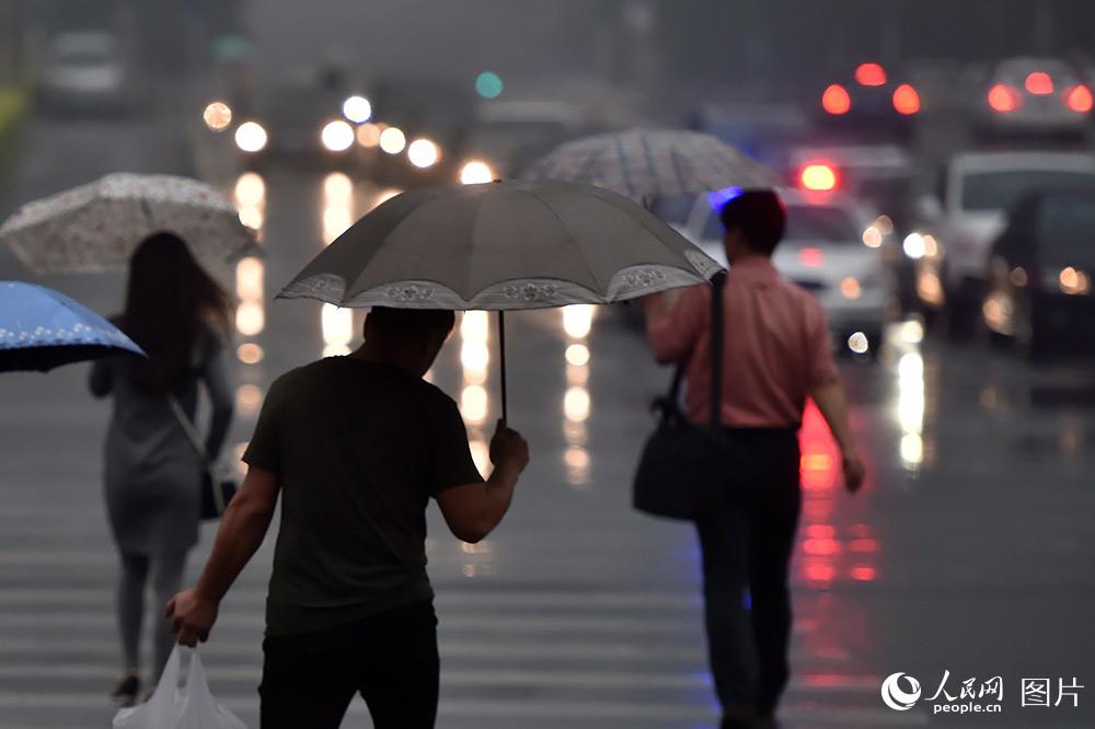 北京迎來明顯降雨 白晝如夜【7】