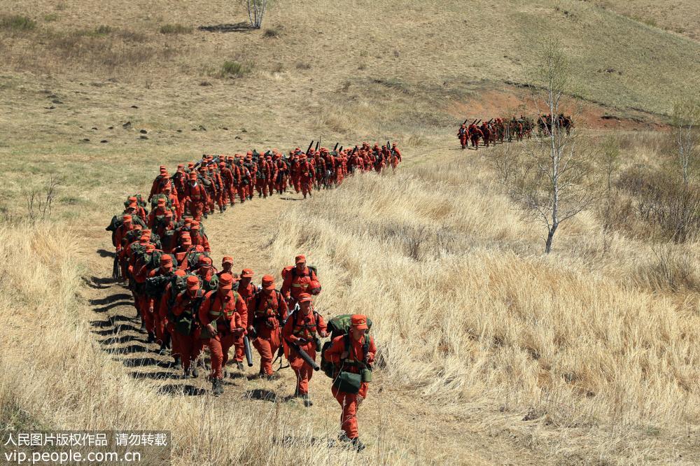 5月21日，武警錫盟森林支隊奉命增援內蒙古呼倫貝爾市陳巴爾虎旗那吉林場森林火災滅火戰斗。