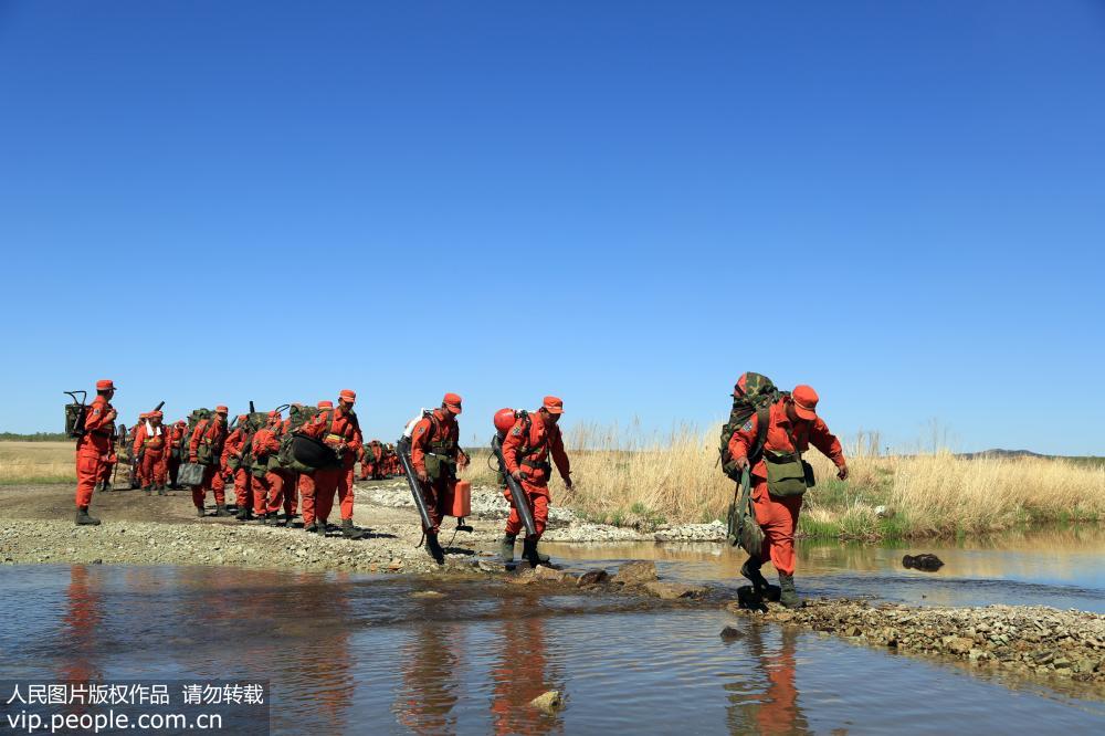 5月21日，武警錫盟森林支隊奉命增援內蒙古呼倫貝爾市陳巴爾虎旗那吉林場森林火災滅火戰斗。