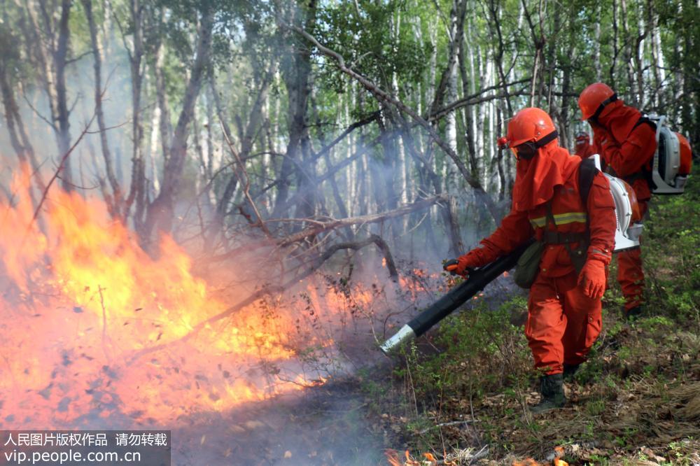 5月19日，武警錫盟森林支隊奉命增援內蒙古呼倫貝爾市陳巴爾虎旗那吉林場森林火災滅火戰斗。