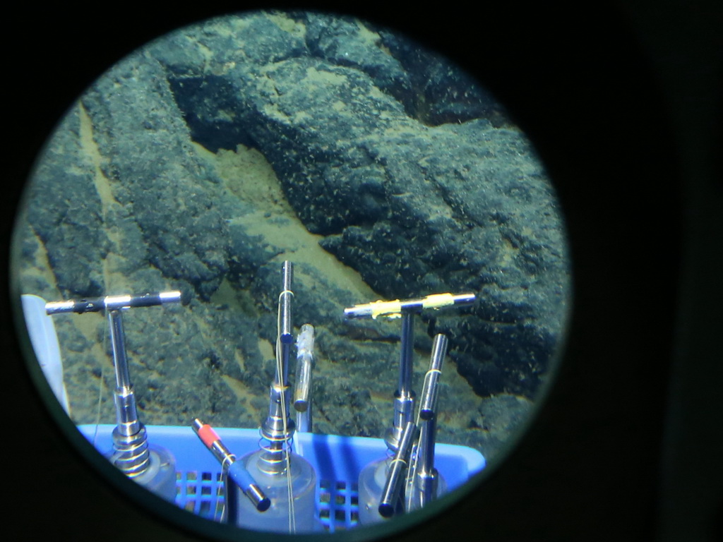 5月23日在馬裡亞納海溝拍攝的“蛟龍”號取沉積物樣品用的插管（pushcore）。 新華社記者 劉詩平攝
