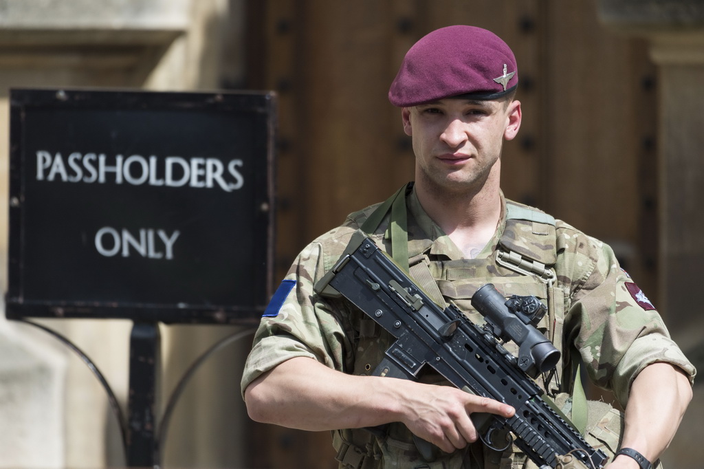 5月24日，在英國倫敦，士兵在議會大廈附近執勤。新華社發（雷伊·唐攝）