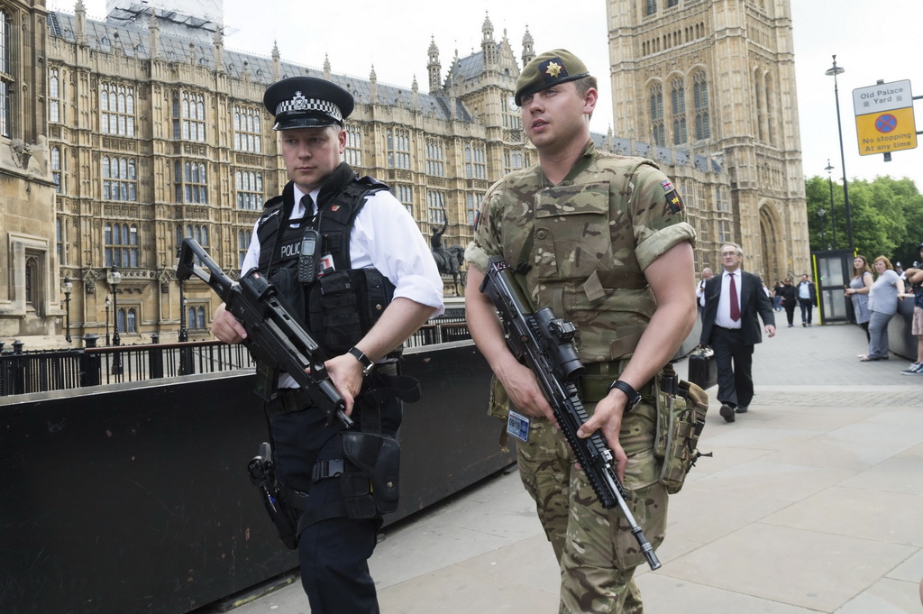 5月24日，在英國倫敦，士兵與警察在議會大廈附近巡邏。 新華社發（雷伊·唐攝）
