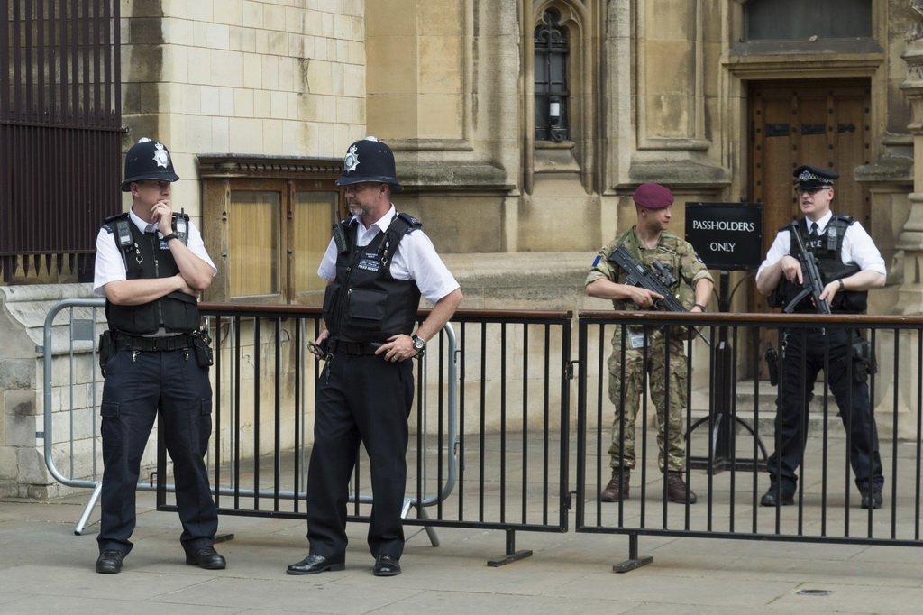 5月24日，在英國倫敦，士兵與警察在議會大廈附近執勤。 新華社發（雷伊·唐攝）