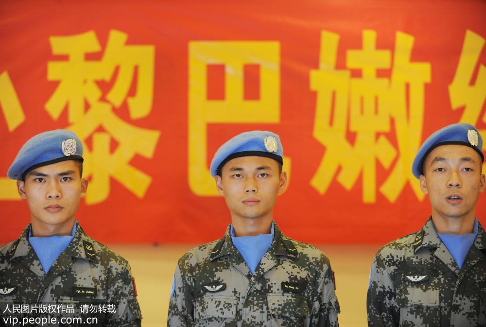 同济大学博士生新兵王涛（中），主动报名参加维和任务，他说：“能出国执行任务为国争光，我很自豪！”