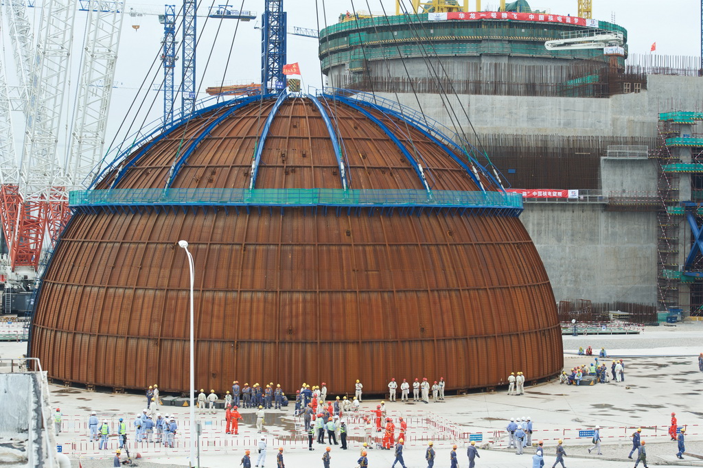 5月25日，福清核电5号机组工程人员在进行穹顶吊装准备工作。 新华社记者 姜克红 摄