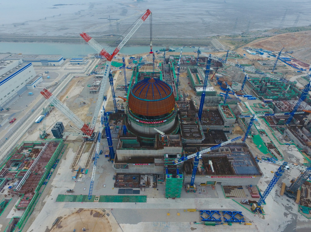 5月25日，福清核電5號機組在進行穹頂吊裝。  新華社記者 姜克紅 攝