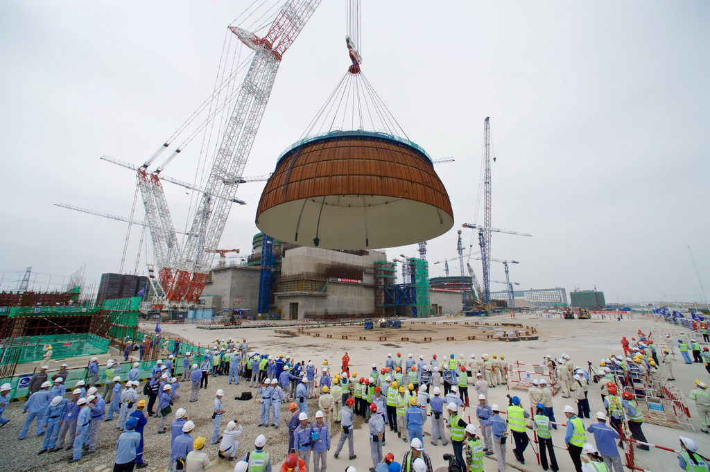 5月25日，福清核電5號機組在進行穹頂吊裝。新華社記者 姜克紅 攝