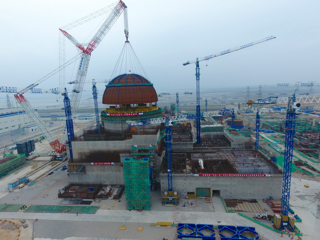 5月25日，福清核電5號機組在進行穹頂吊裝。 新華社記者 姜克紅 攝