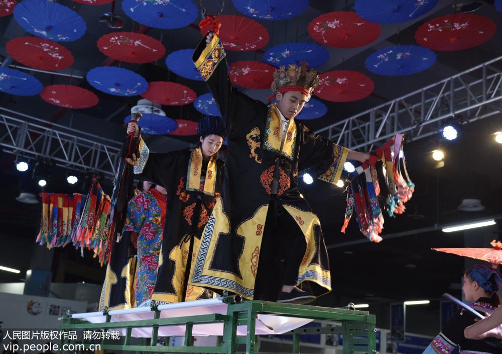 6月3日，貴州省鬆桃苗族自治縣苗族同胞表演“紙上飛仙”絕技。
