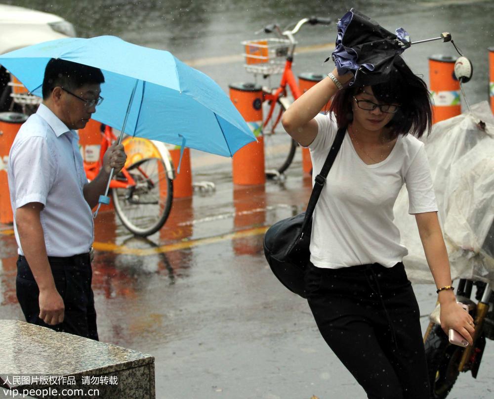 6月5日，大風大雨，出行市民措手不及。