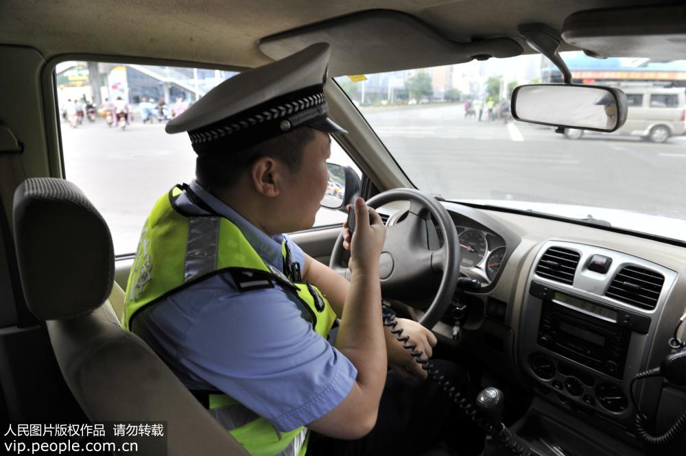 6月7日晨，安徽芜湖一考生走错考场，护考交警立即用警车扩送转场，途中护送交警用对讲机通知沿交警确保顺通。