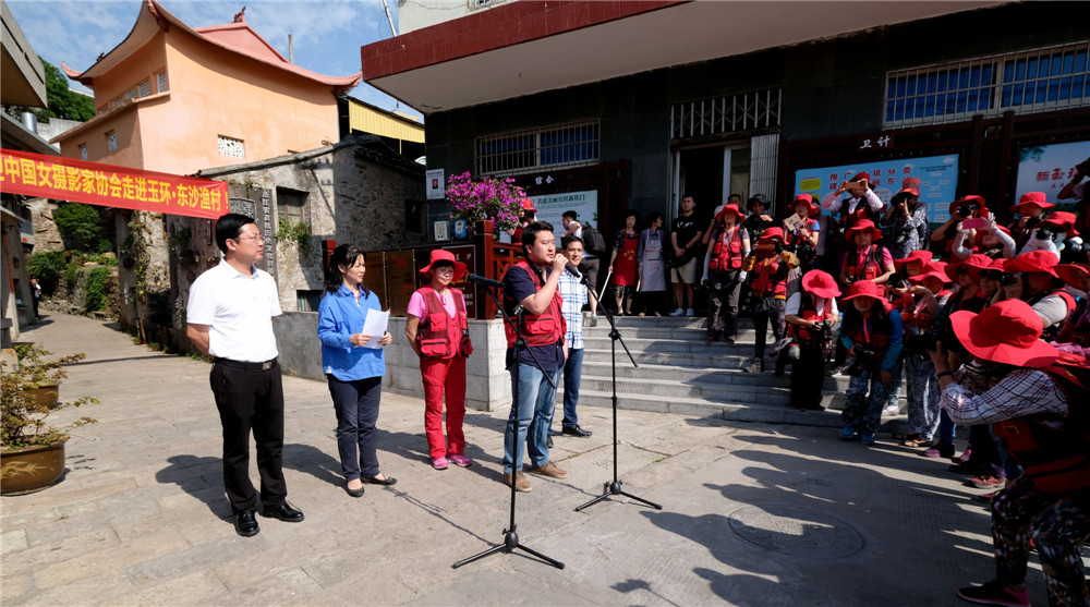 4.中國女攝影家協會組聯部主任劉徹致辭。趙立軍攝影