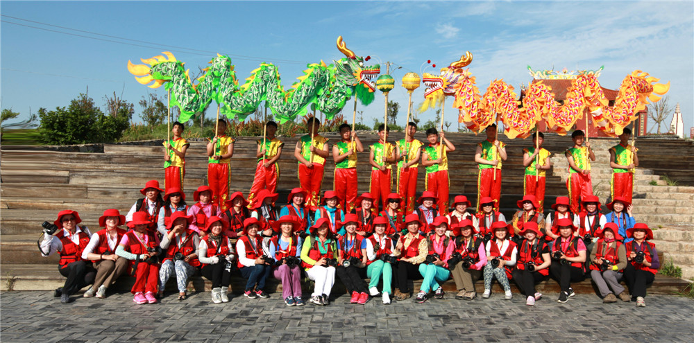 17.女攝影家走進東沙漁村合影。劉徹攝影