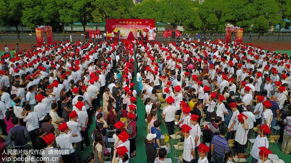 6月12日，在揚州市第一中學，家長為孩子戴上“成人帽”。