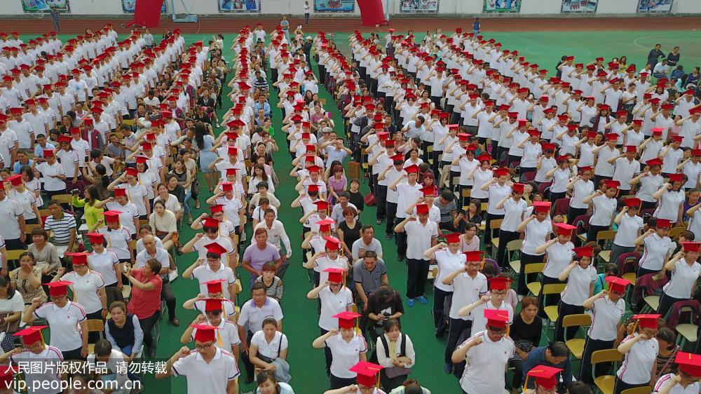 6月12日，揚州市第一中學的學生們在成人禮進行成人宣誓。