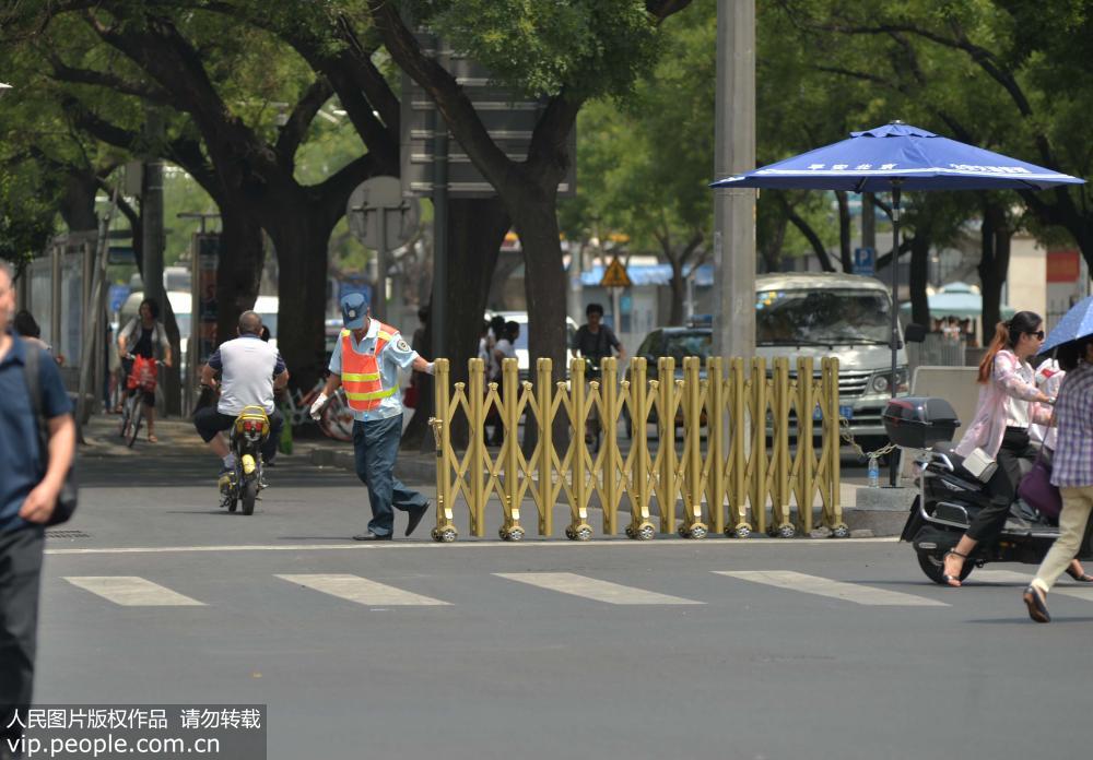 北京街頭現自動隔離欄防路人闖紅燈