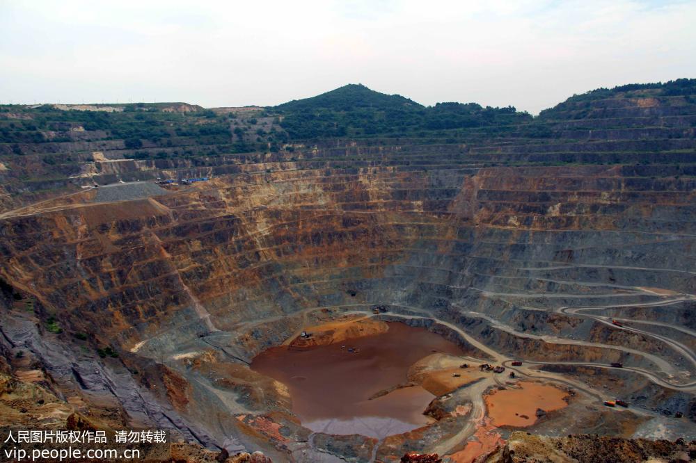 實拍華東第一大露天礦坑南山鐵礦 深度達210米
