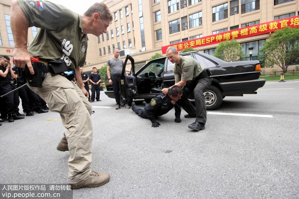 6月21日，兩名國際軍警教官教授南京一線民警“ESP伸縮警棍”武力使用應用技術。