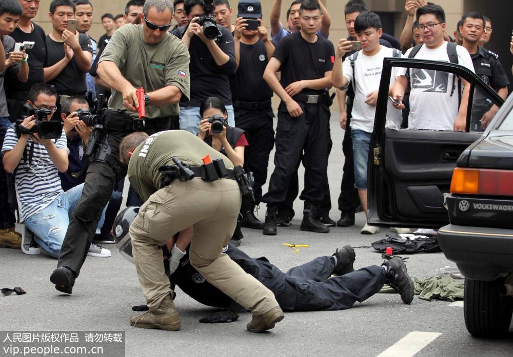 6月21日，兩名國際軍警教官教授南京一線民警“ESP伸縮警棍”武力使用應用技術。