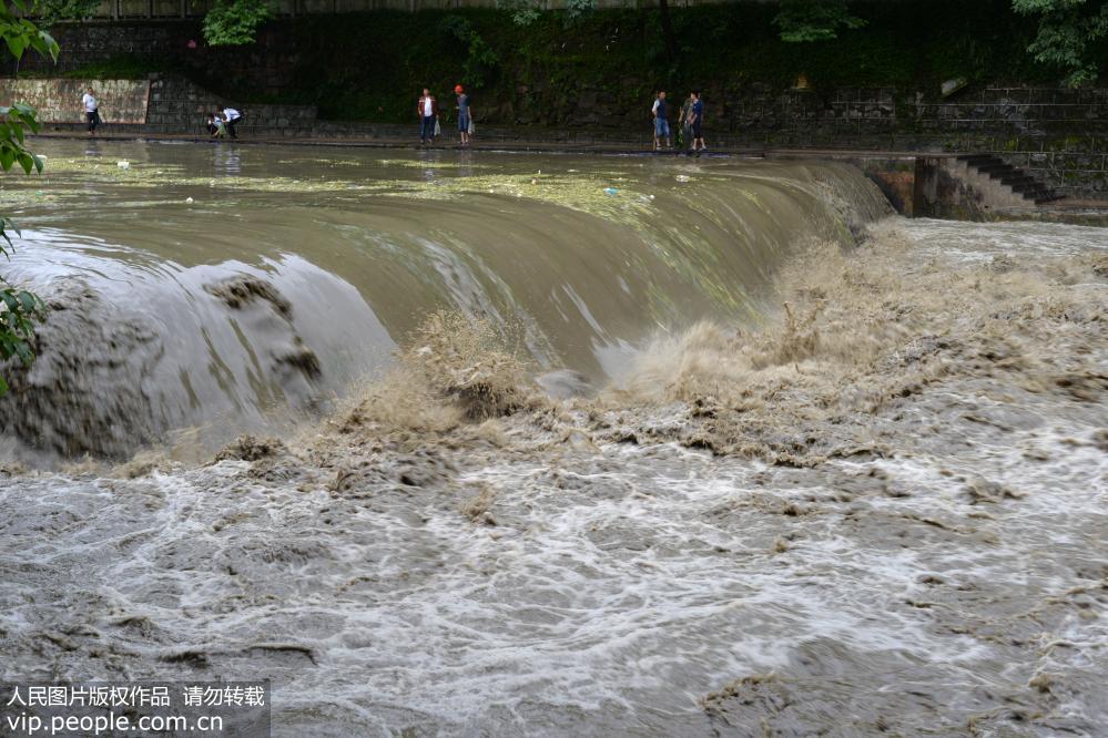 6月22日在贵州省遵义市拍摄的洪水翻滚的湘江河。