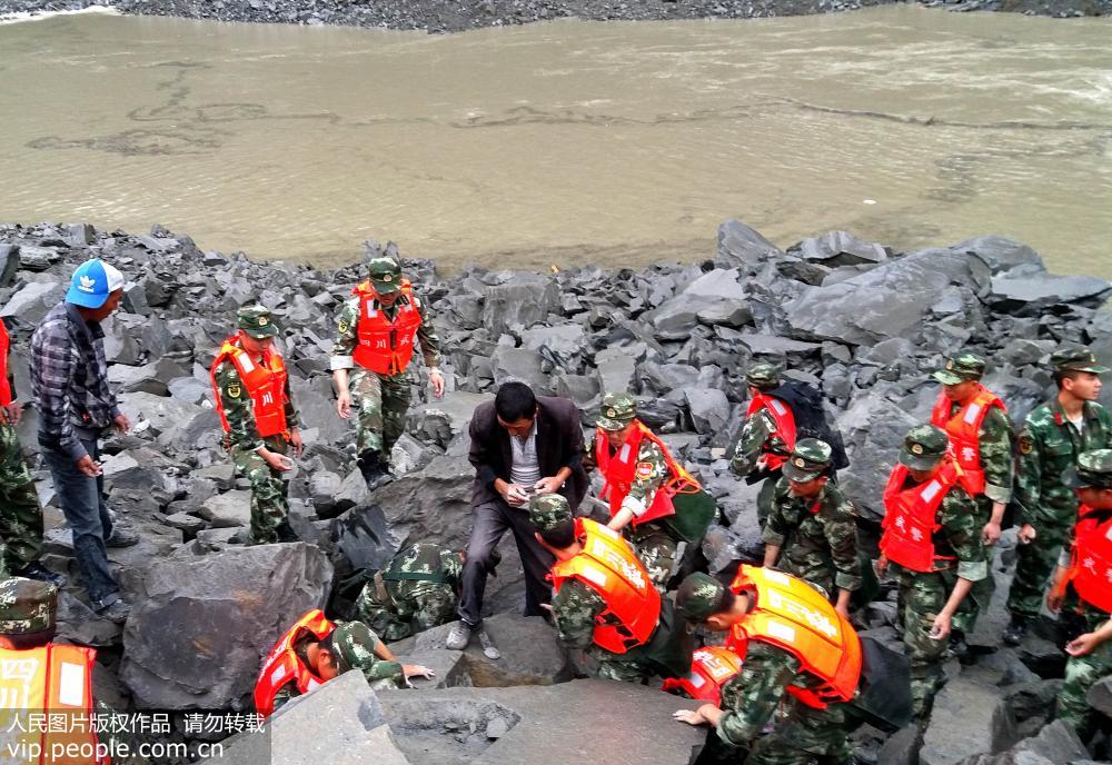 6月24日，武警四川總隊阿壩支隊官兵和當地救援力量正在展開救援。