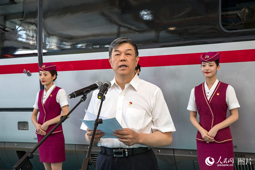 中國鐵路總公司黨組書記、總經理陸東福代表鐵路總公司黨組宣布命名決定。（人民網記者 史家民 攝）