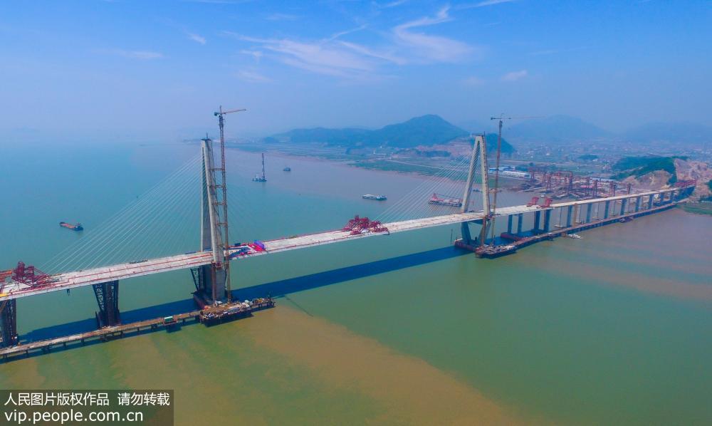 乐清湾大桥主跨顺利合龙 巨龙跨海连接温州台