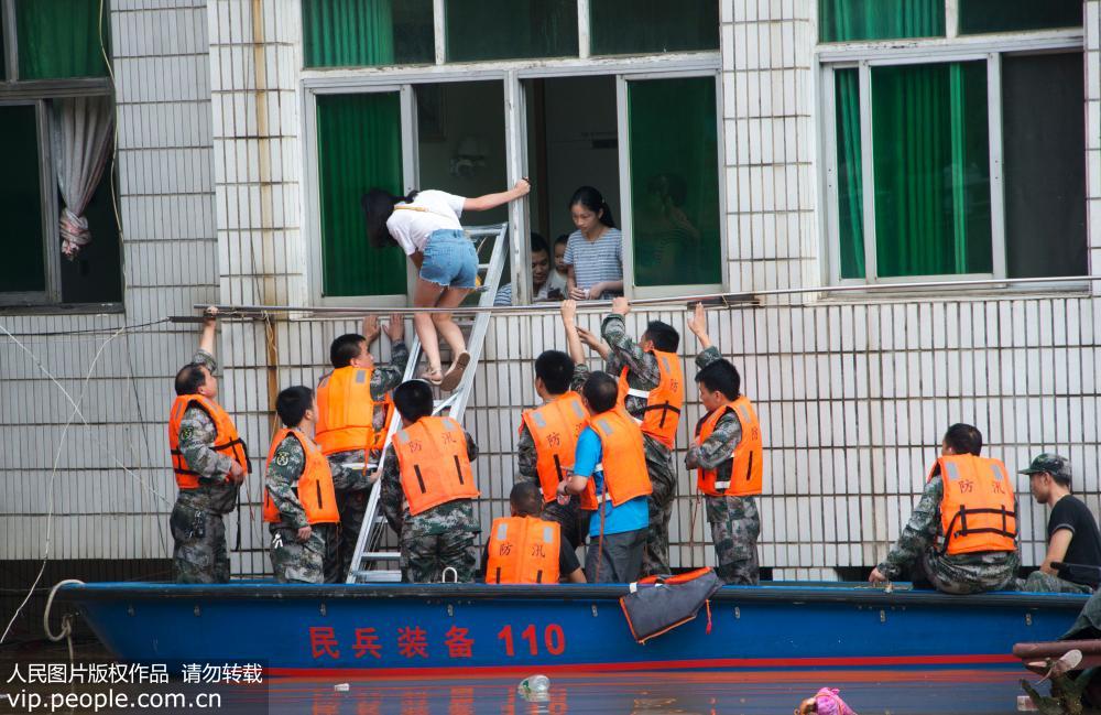 7月2日，民兵應急分隊在湖南省新邵縣釀溪鎮解救被困群眾。