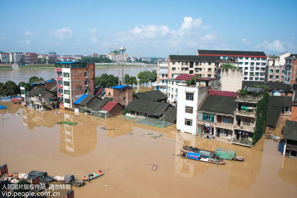 7月2日，湖南省新邵縣釀溪鎮被水淹沒的房屋。