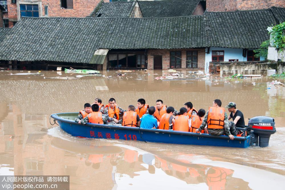 7月2日，民兵應急分隊在湖南省新邵縣釀溪鎮運送被困群眾。
