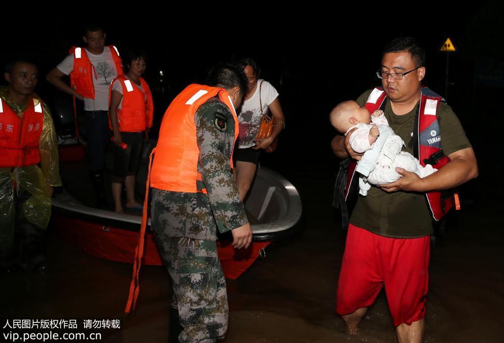 7月2日晚，救援人員在搶救轉移受困群眾。