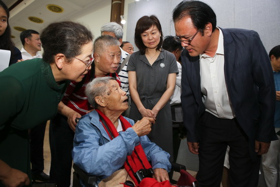 中国文联党组成员、副主席、书记处书记李前光,中国摄影家协会主席、分党组书记王瑶同袁毅平共同观看展览并交流。 吴承欢摄