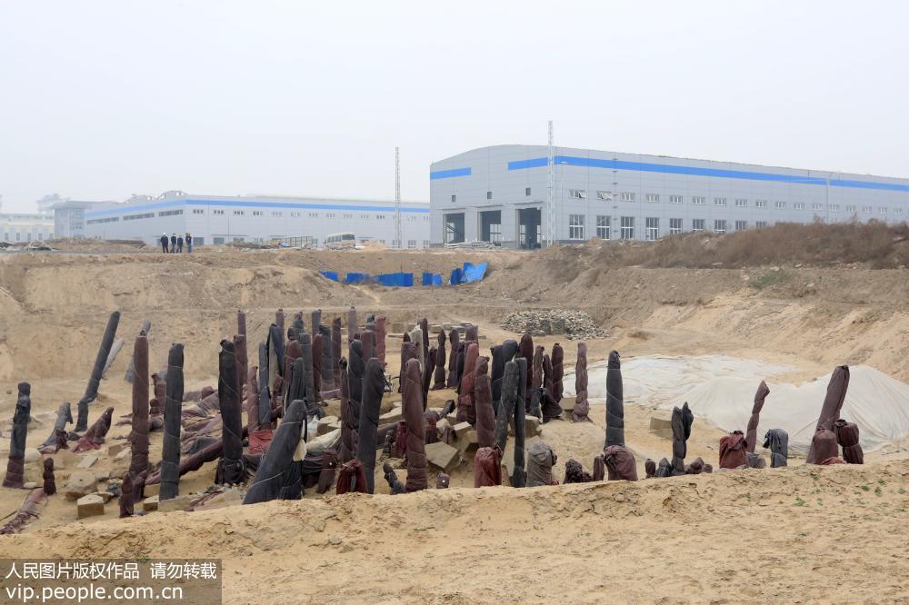 2016年3月17日，陝西西安，西安鐵路局西安動車段，漢代渭橋遺址面貌。遠處是正在建設中的西安動車段檢修庫。（資料圖）（王曙天）