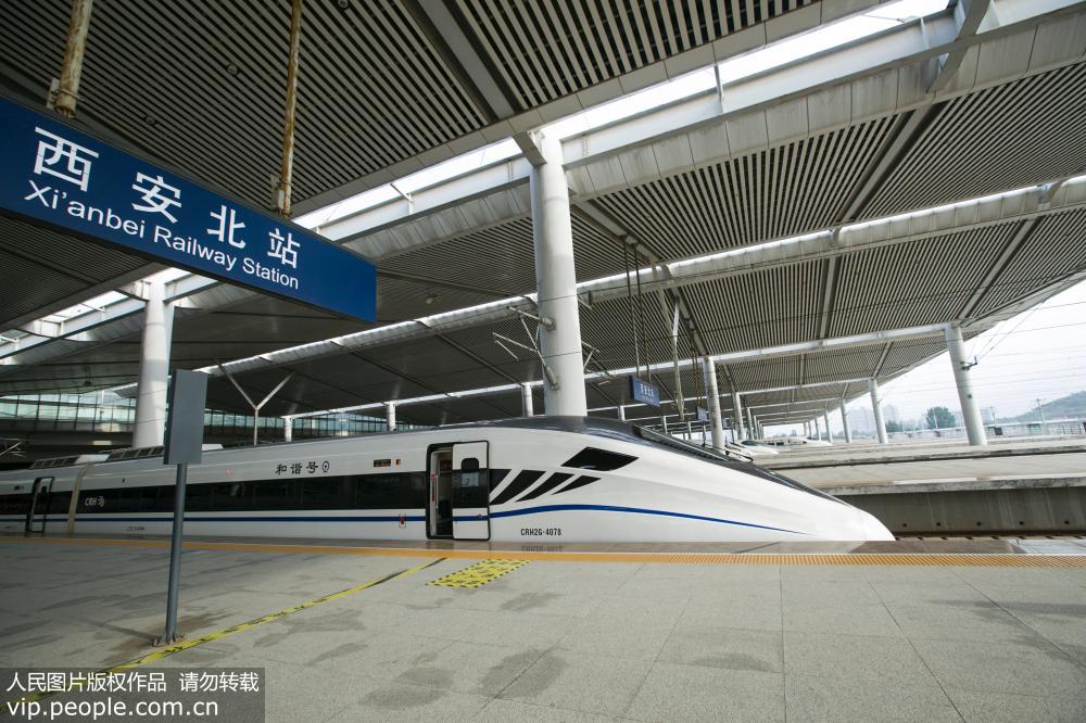 2017年7月9日，陝西西安，西安北站，首趟寶蘭高鐵動車組列車——西安北至蘭州西D2651次即將始發。（王曙天）
