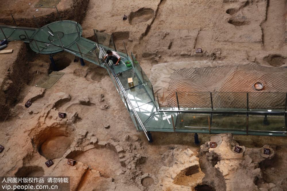 7月13日，在河南省寶豐縣清涼寺汝官窯遺址展示館，一名工人正在施工。