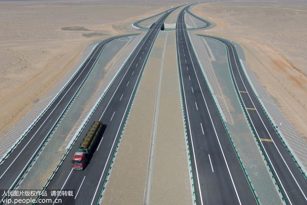 在甘肅酒泉拍攝的已通車的京新高速公路（7月15日攝）。