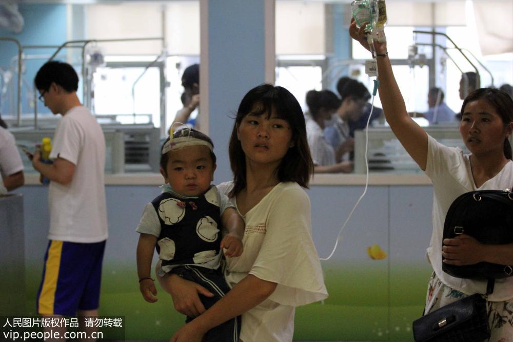 持续高温南京儿童医院患儿大增 输液室一位难