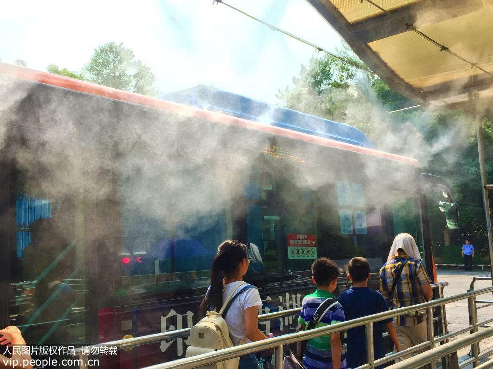 杭州遭遇高溫 公交站噴霧降溫