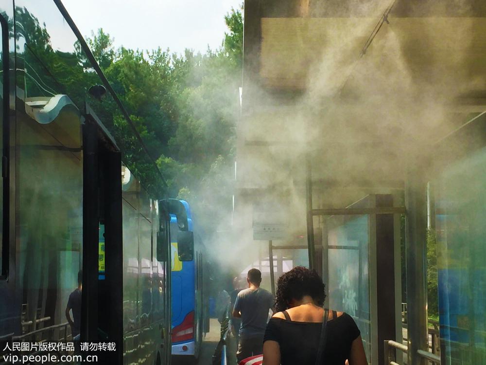杭州遭遇高溫 公交站噴霧降溫【2】