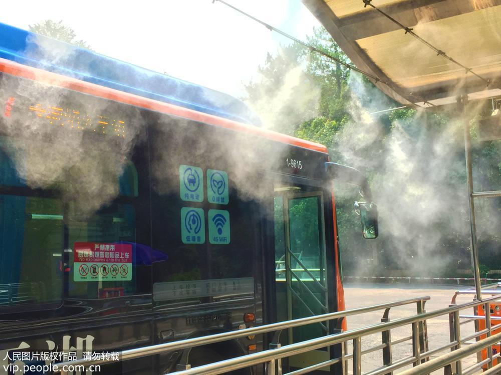 杭州遭遇高溫 公交站噴霧降溫【5】